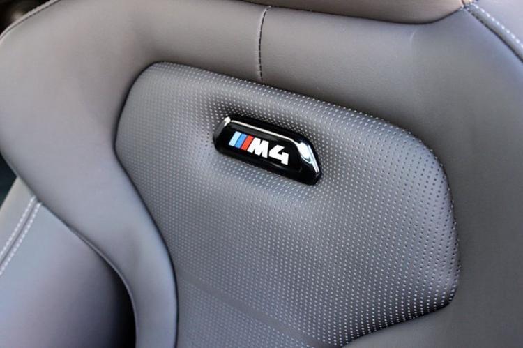 BMW M Blende Lehne M4 Logo schwarz beleuchtet - 52109503039